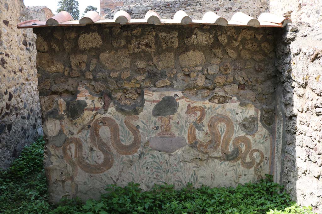 VI.16.40 Pompeii. December 2018. Room F, looking towards west wall with painted lararium.
Corridor E, leading to bar-room, is on the left. Photo courtesy of Aude Durand.