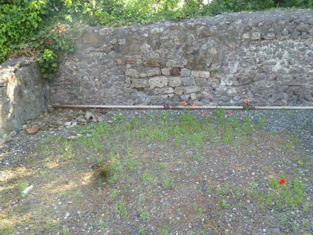 VI.17.1 Pompeii. May 2011. Looking west in large room in rear south-west corner.