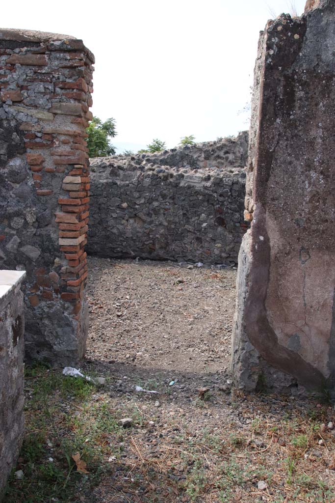 VI.17.2 Pompeii. September 2021.
Doorway to rear room on south side of VI.17.1, looking west. Photo courtesy of Klaus Heese.