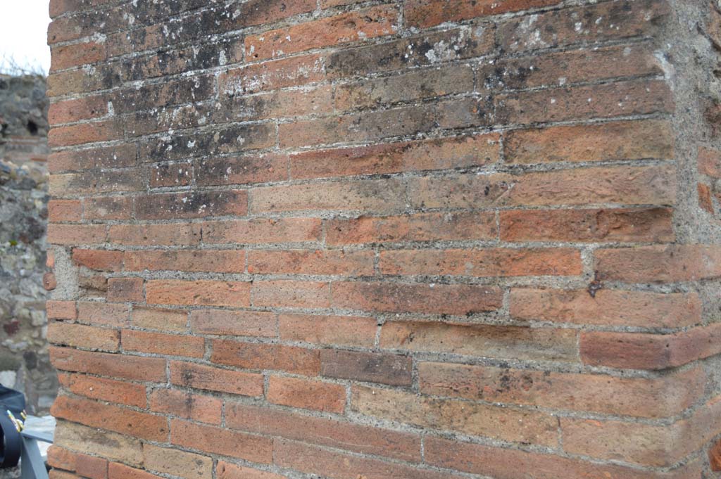 Pilaster below phallus between VI.17.4 and VI.17.3, Pompeii. March 2018. Detail of masonry, looking south.
Foto Taylor Lauritsen, ERC Grant 681269 DÉCOR
