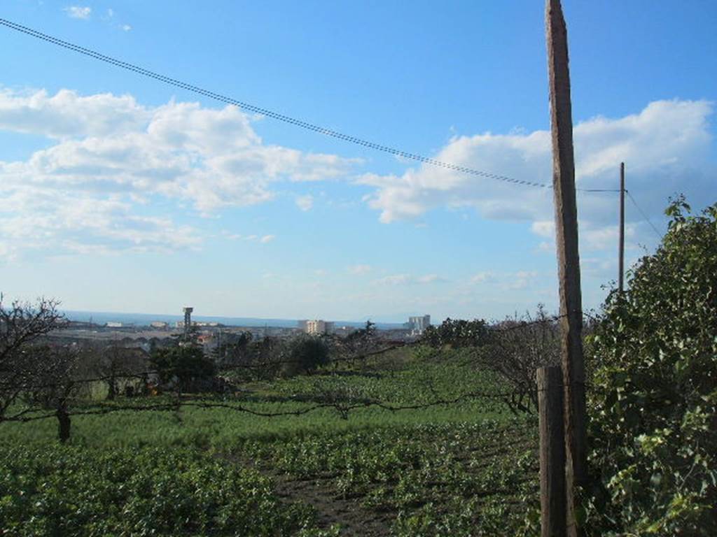 Looking west over Bay of Naples from rear of VI.17.4. December 2004.