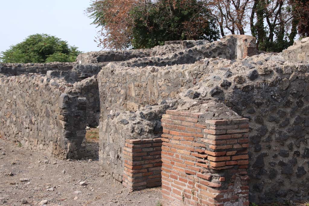 VI.17.4 Pompeii. September 2021.
Looking west along north side, towards doorways to triclinium and small room. Photo courtesy of Klaus Heese.