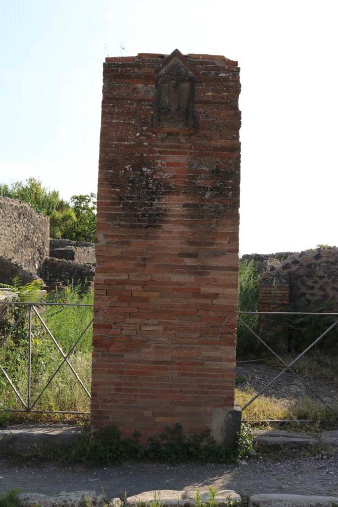VI.17.3/4 Pompeii December 2018.
Looking west to pilaster between VI.17.4 and VI.17.3. Photo courtesy of Aude Durand.