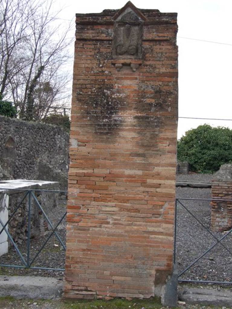 VI.17.4 Pompeii. December 2007. Pilaster between VI.17.4 and VI.17.3.