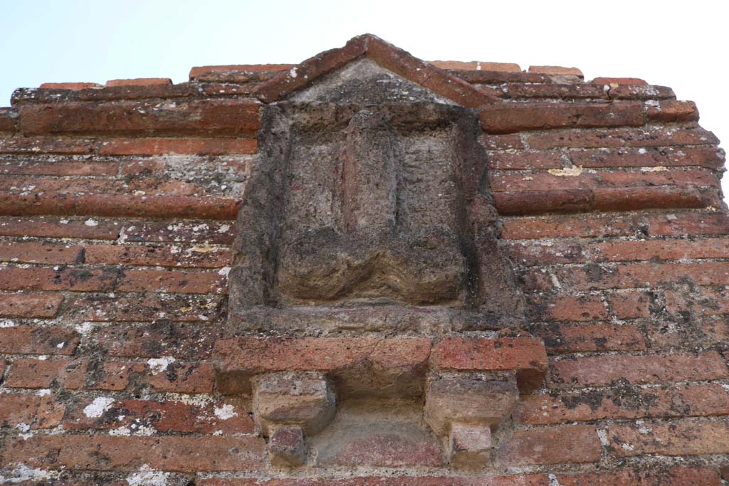 VI.17.3/4 Pompeii December 2018.
Looking west to plaque on pilaster between VI.17.4 and VI.17.3. Photo courtesy of Aude Durand.