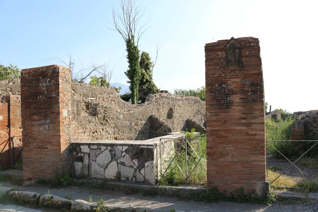 VI.17.4 Pompeii. December 2018.
Looking west on Via Consolare towards entrance doorway, in centre. Photo courtesy of Aude Durand.