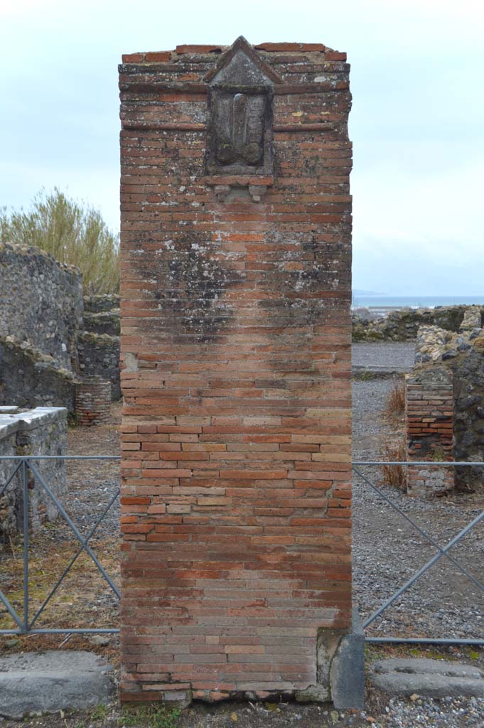 VI.17.4, on left, and VI.17.3, on right, Pompeii. Brick pilaster between entrances.
(For detail of the terracotta plaque with phallus, see VI.17.3.)
Foto Taylor Lauritsen, ERC Grant 681269 DÉCOR.