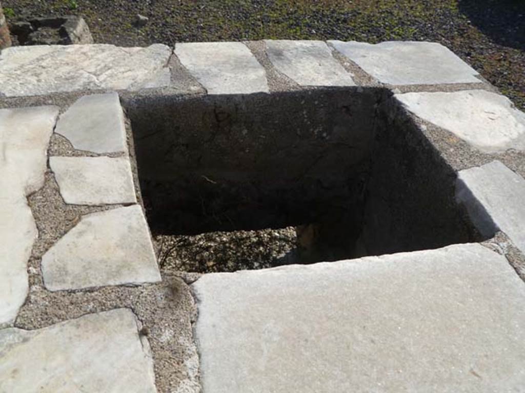 VI.17.4 Pompeii. May 2011. Hearth in counter of bar-room.