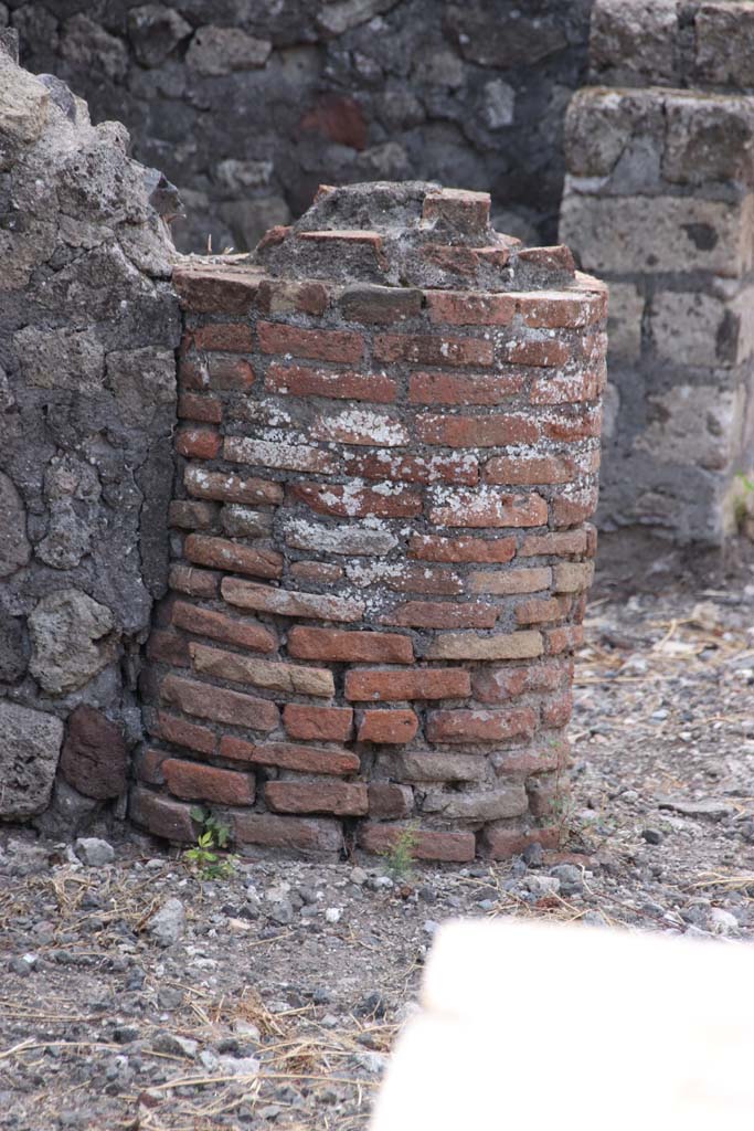 VI.17.4 Pompeii. September 2021.
Second masonry column near south wall. Photo courtesy of Klaus Heese.