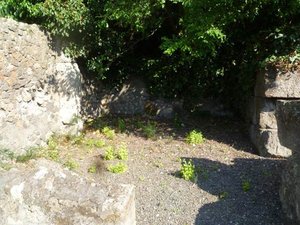 VI.17.4 Pompeii. May 2011. Looking south in first room in south-east corner at rear of bar.
