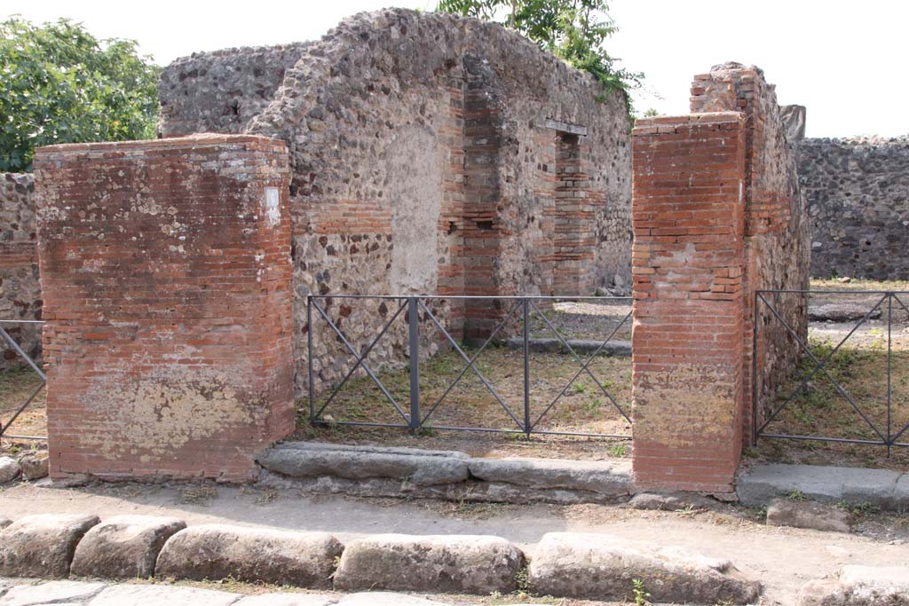 VI.17.6 Pompeii. September 2021.
Looking towards entrance doorway on west side of Via Consolare, with VI.17.5, on right. Photo courtesy of Klaus Heese.
