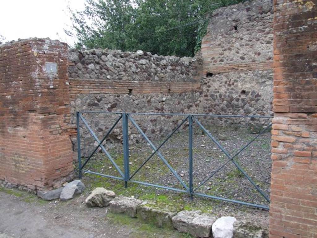 VI.17.7 Pompeii. December 2007.
Entrance doorway, south wall and south-west corner. For graffiti found between VI.17.8 and 7, see VI.17.8.