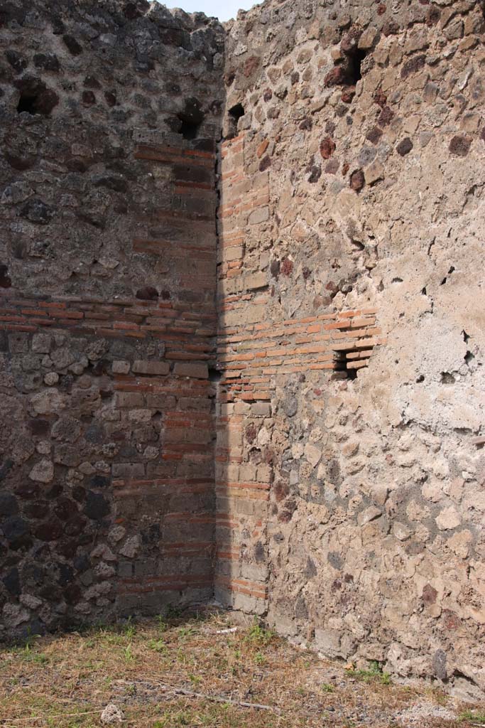 VI.17.7 Pompeii. September 2021.
Detail from north-west corner of shop with holes for support beams for an upper floor.
Photo courtesy of Klaus Heese.