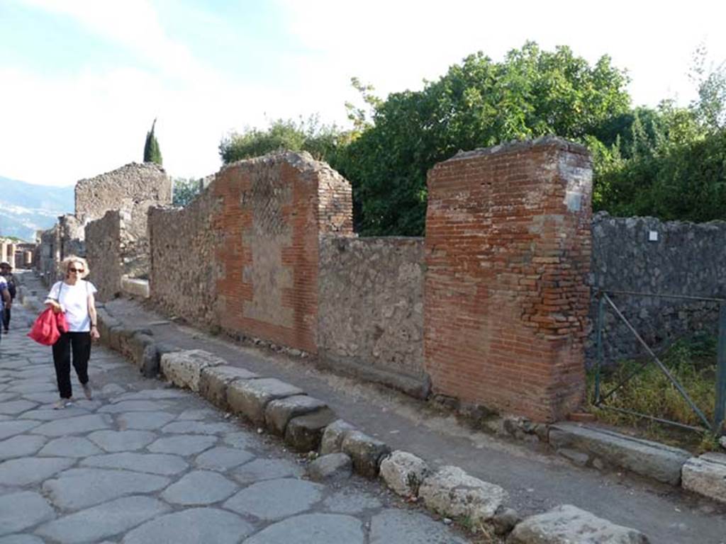VI.17.10, on left, and VI.17.9, in centre, and VI.17.8, on right, Pompeii. September 2015. Looking south along Via Consolare.
