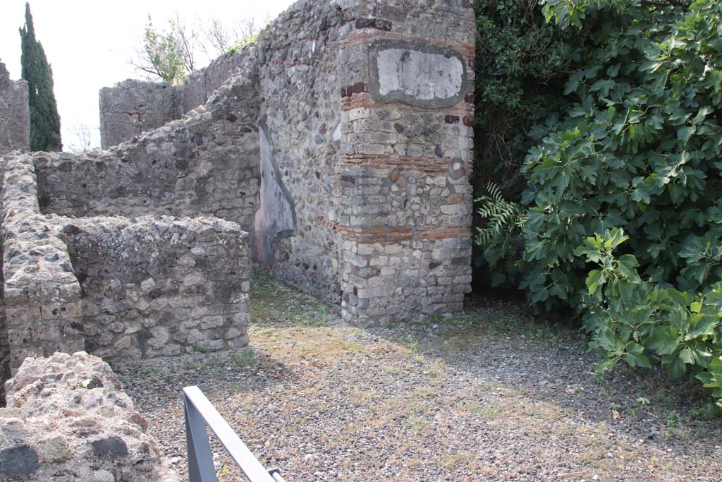 VI.17.10 Pompeii. September 2021.
South side of atrium, with doorway to cubiculum in south-east corner of atrium. Photo courtesy of Klaus Heese.