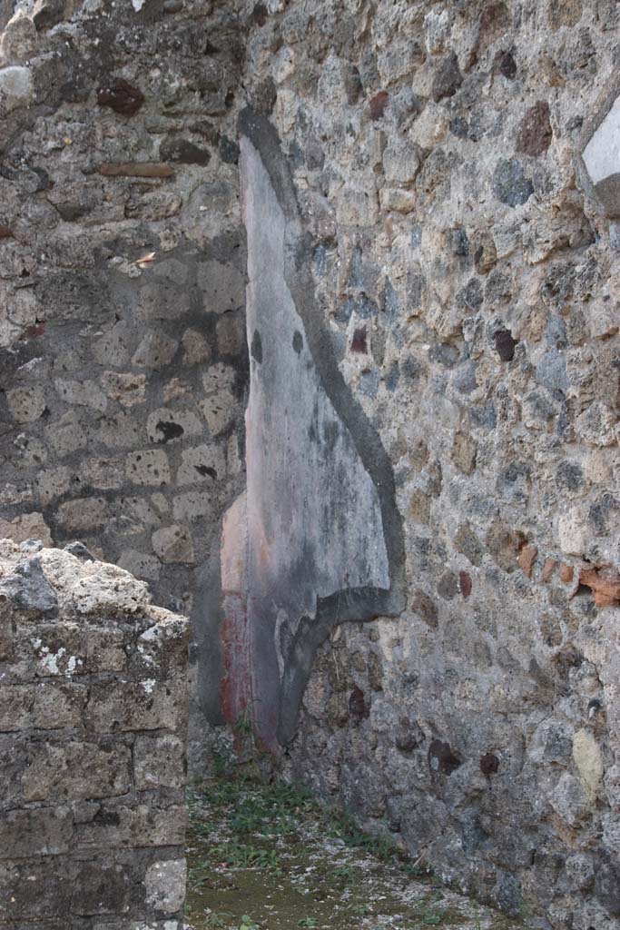 VI.17.10 Pompeii. September 2021.
Looking through doorway to cubiculum on south side of atrium, with remaining decoration in south-west corner. Photo courtesy of Klaus Heese.
