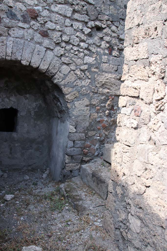 VI.17.11 Pompeii. September 2021.
Lower stairs in north wall leading to atrium of VI.17.10. Photo courtesy of Klaus Heese.