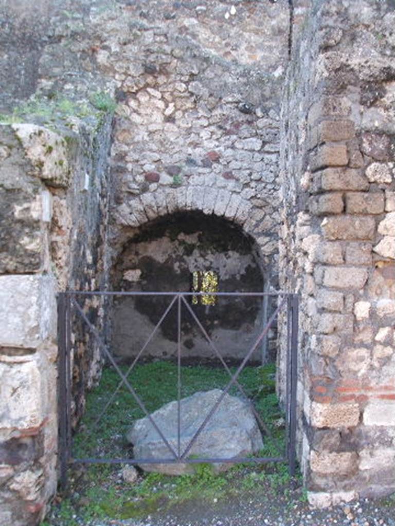 VI.17.11 Pompeii. December 2005. Looking west.