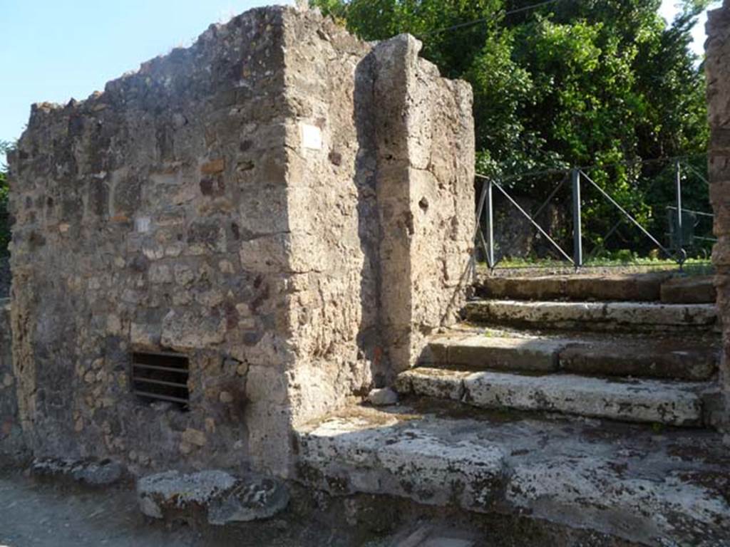VI.17.13 Pompeii. May 2011. Looking south-west towards steps to entrance doorway.