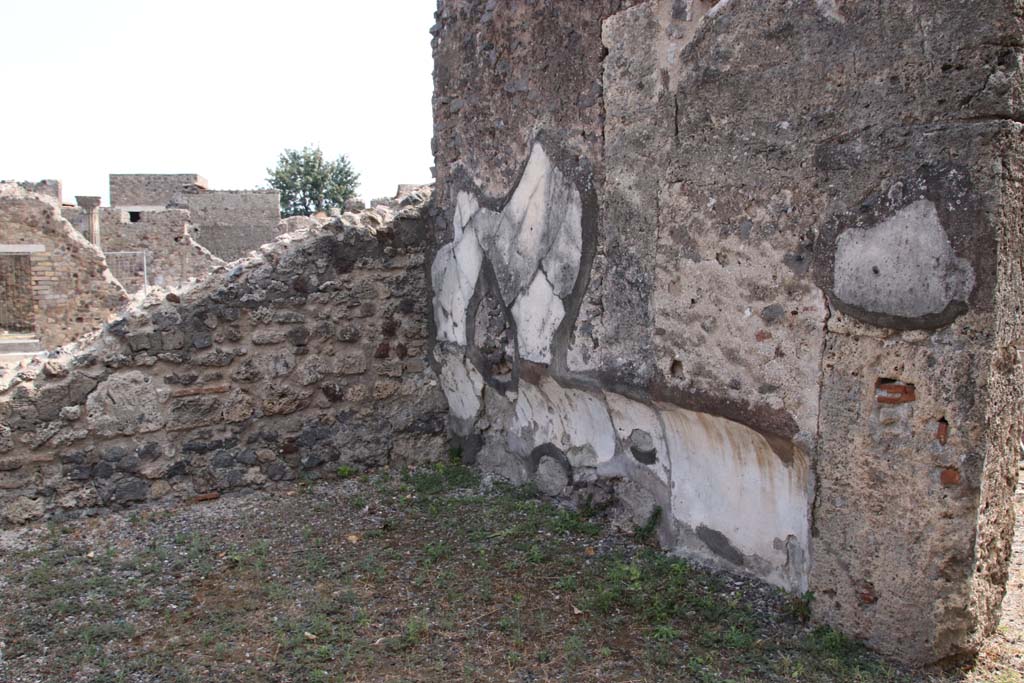 VI.17.13 Pompeii. September 2021. Looking south-east in triclinium on north side of atrium. Photo courtesy of Klaus Heese.