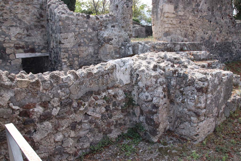 VI.17.16 Pompeii. September 2021.
South side of fauces/entrance corridor, with steps to VI.17.17 at rear. Photo courtesy of Klaus Heese.