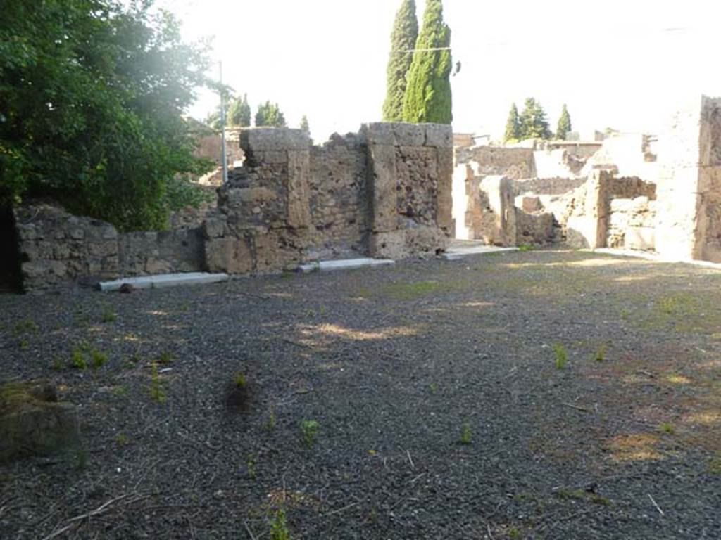 VI.17.17 Pompeii. May 2011. Looking along north side of atrium towards the north-east corner. Although Fiorelli stated there were only rooms on one side of the atrium, see below, there are definitely three thresholds on the north side (as well as three rooms with thresholds on the south side). The doorways on the north side (now blocked) were ancient.
Fiorelli -“Esse avevano due ingressi separati sulla strada e due botteghe, stando in relazione tra loro per gli atrii, entrambi tuscanici, e ciascuno con tre cubicoli da un solo lato”.
(translation -They had two separate entrances on the roadway and two shops, linked to the atriums, both atriums were Tuscanic, and each with three cubicula only on one side.)