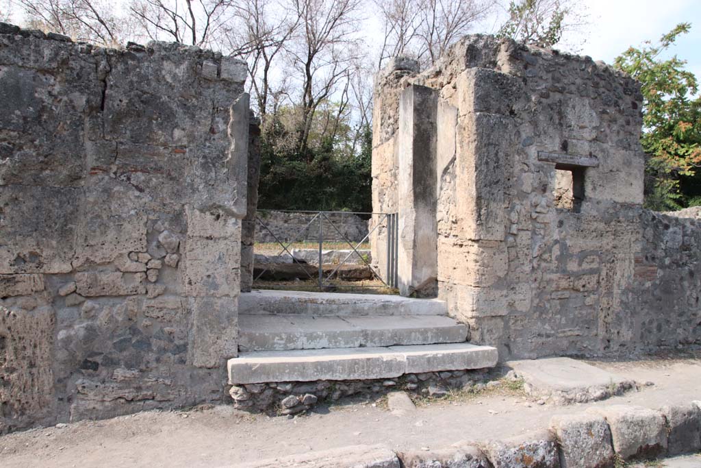 VI.17.17 Pompeii. September 2021.
Looking west towards entrance doorway on Via Consolare with steps leading to vestibule. Photo courtesy of Klaus Heese.