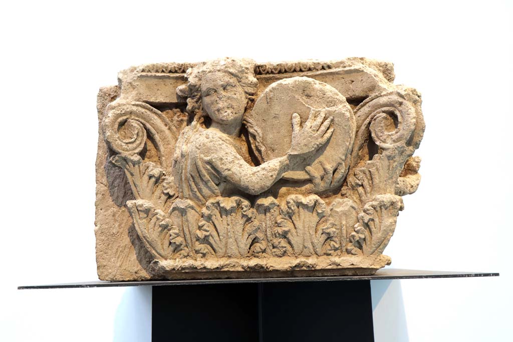 VI.17.17 Pompeii. February 2021.
Side of Capital facing onto Via Consolare, on display in Antiquarium. Photo courtesy of Fabien Bièvre-Perrin (CC BY-NC-SA).