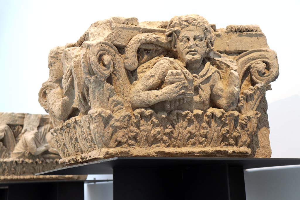 VI.17.17 Pompeii. February 2021.
Capital from side of door pillar, facing onto vestibule of entrance doorway, now on display in Antiquarium.
Photo courtesy of Fabien Bièvre-Perrin (CC BY-NC-SA).