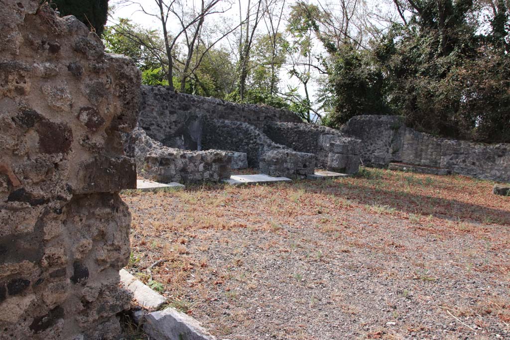 VI.17.17 Pompeii. September 2021. Looking towards rooms on south side of atrium. Photo courtesy of Klaus Heese.