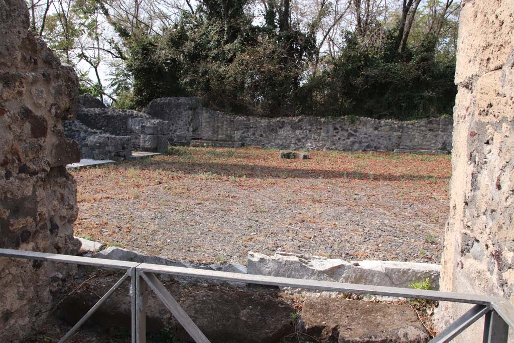 VI.17.17 Pompeii. September 2021.
Looking south-west across atrium from entrance doorway, towards ala. Photo courtesy of Klaus Heese.