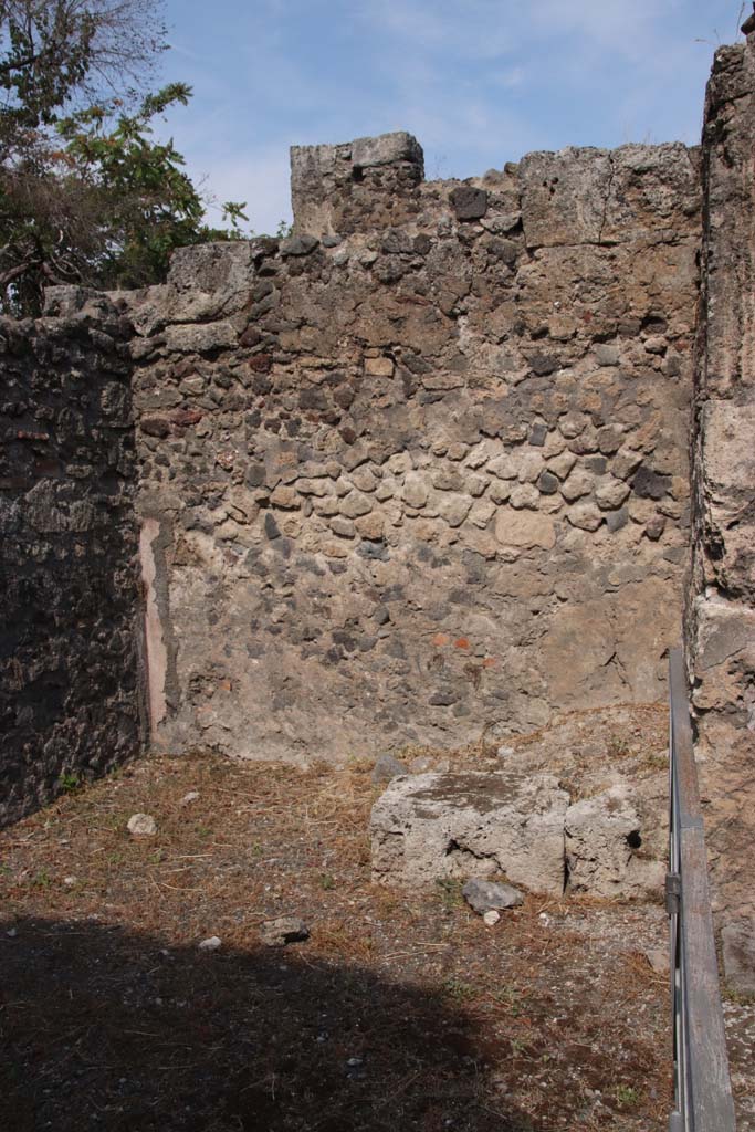 VI.17.18 Pompeii. September 2021.
North wall of shop, and structure in north-east corner. Photo courtesy of Klaus Heese.