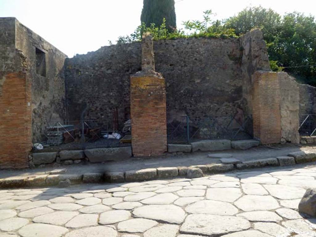 VI.17.20/19 Pompeii. May 2011. Looking west to VI.17.19, on right, on Via Consolare.
Photo courtesy of Michael Binns. According to Fiorelli – the dwelling at VI.17.23/25 had six shops attached to it, along the Via Consolare.
