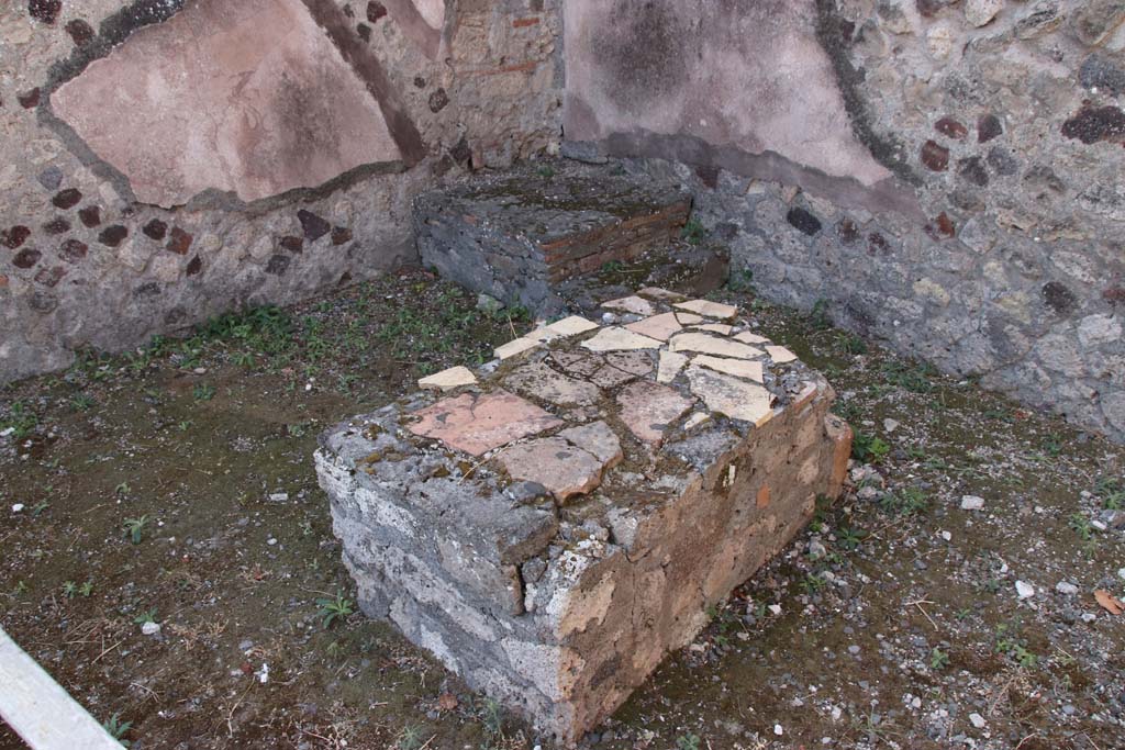 VI.17.19 Pompeii. September 2021.
Looking across podium in shop to south-west corner with masonry base of steps. Photo courtesy of Klaus Heese.