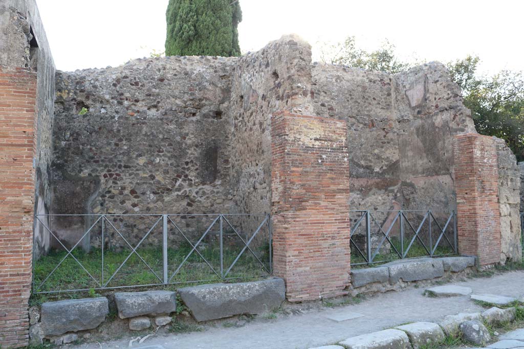 VI.17.20/19 Pompeii. December 2018.
Looking west on Via Consolare, VI.17.20, on left, VI.17.19, on right. Photo courtesy of Aude Durand.