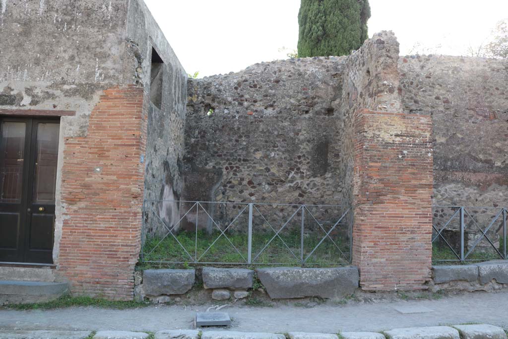 VI.17.20, Pompeii. December 2018.
Looking towards entrance doorway on west side of Via Consolare. Photo courtesy of Aude Durand.