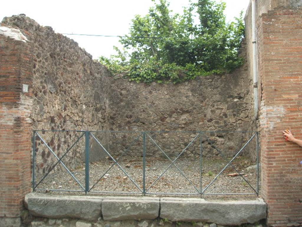 VI.17.22 Pompeii. May 2005. Looking west to entrance doorway.
According to Fiorelli – the dwelling at VI.17.23/25 had six shops attached to it, along the Via Consolare.
See Pappalardo, U., 2001. La Descrizione di Pompei per Giuseppe Fiorelli (1875). Napoli: Massa Editore, p. 159.
