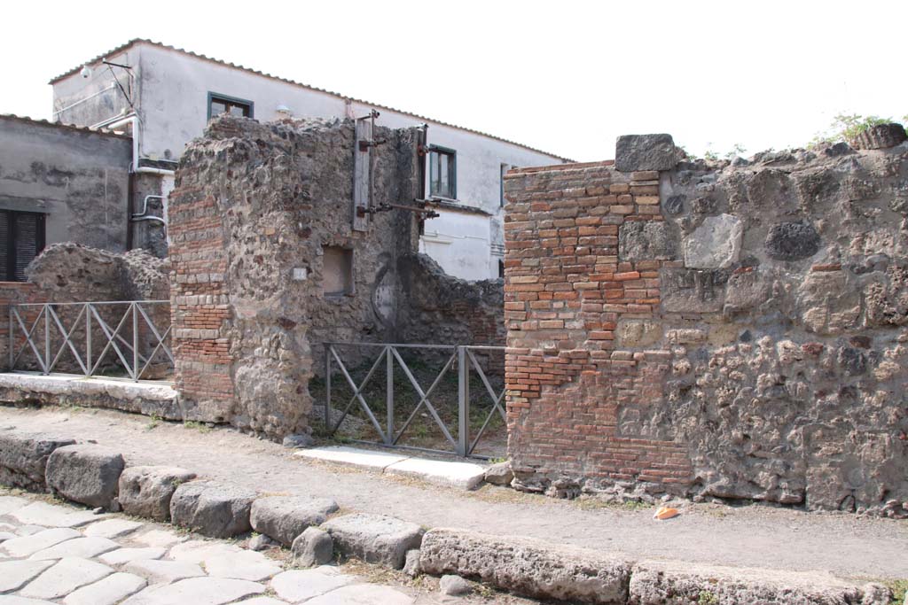 VI.17.24 Pompeii, in centre. September 2021.
Entrance doorways on west side of Via Consolare, with VI.17.25, on left. Photo courtesy of Klaus Heese.
