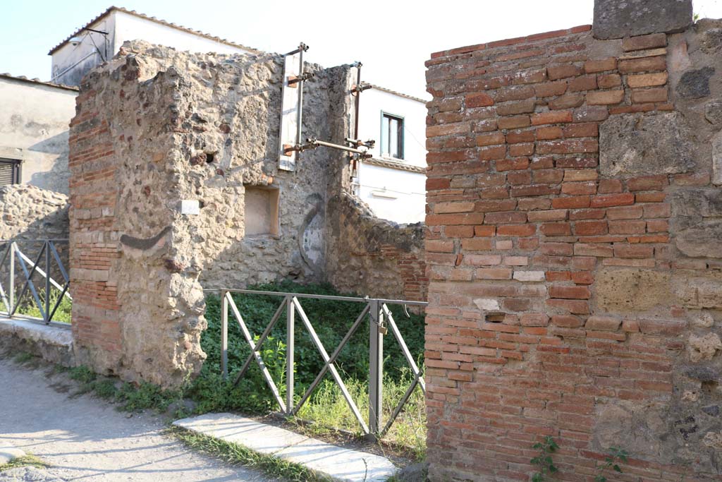 VI.17.24 Pompeii, in centre. September 2021.
Entrance doorways on west side of Via Consolare, with VI.17.25, on left. Photo courtesy of