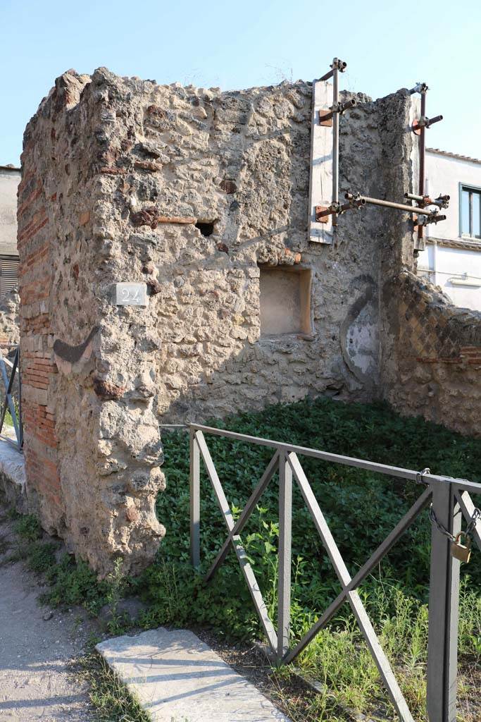 VI.17.24 Pompeii. December 2018.
Looking towards south wall. Photo courtesy of Aude Durand.