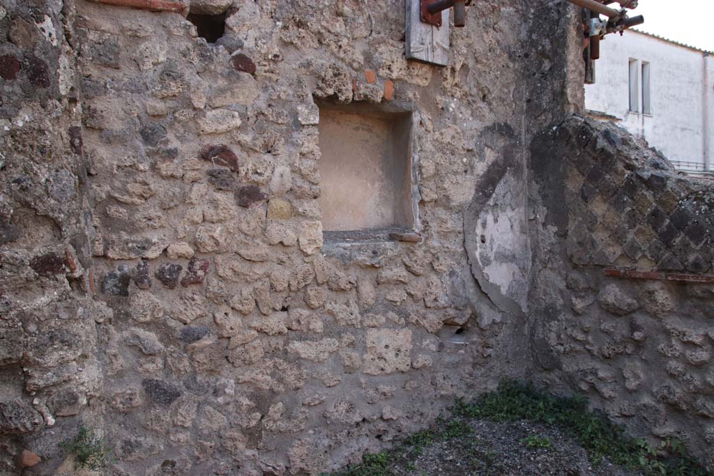 VI.17.24 Pompeii. September 2021. Looking towards south wall with square niche. Photo courtesy of Klaus Heese.