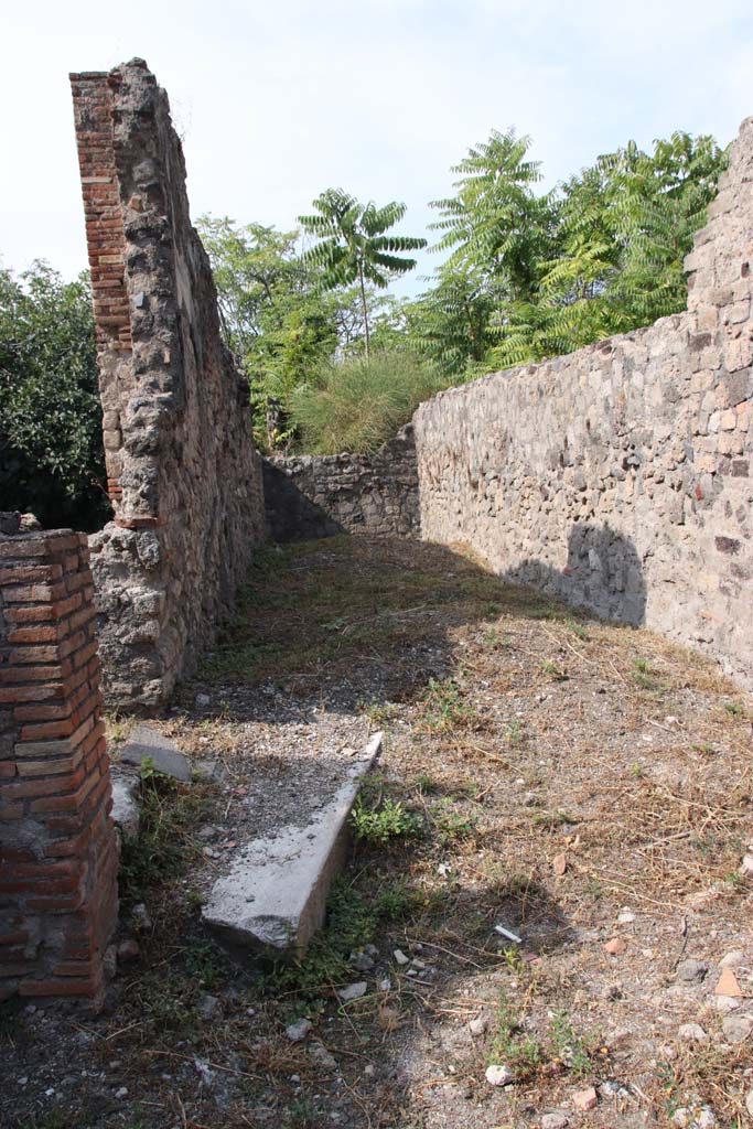 VI.17.24 Pompeii. September 2021.
Looking west towards site of stairs, from entrance doorway Photo courtesy of Klaus Heese.