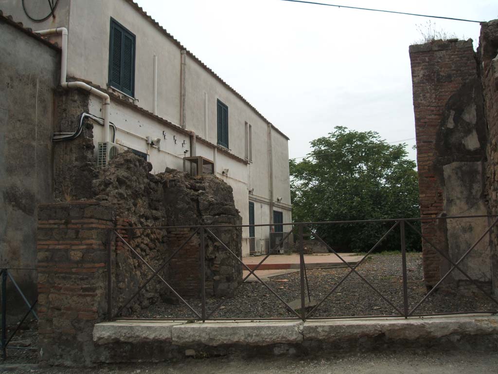 VI.17.25 Pompeii. May 2005. Entrance doorway to wide vestibule.
According to PAH, 1, 1, 15th June 1780, (p.311) –
“Si continua a slargare la terra dal fianco dell’abitazione gia scoperta, come nel passato rapporto.
Essendosi puliti li due gradi dell’ingresso dell’abitazione gia scoperta, tra lo spazio del grado esterno all’interno vi e il pavimento di musaico nero, di pal.15 ed on.9 di fronte per pal. 4 e 6 on. Nel mezzo di questo pavimento vi e rappresentato un rettangolo con leone colorito in campo bianco; e di pal. 6 e 9 on. per pal. 3 ed 8 on.
Il grado esterno che vi esiste e di marmo bianco, l’interno mancante dimostra che pure era dello stesso marmo”.
(translation – One continued to widen the soil at the side of the dwelling already discovered, as in the previous report.
Having cleaned the two steps of the entrance of the dwelling already discovered, between the space of the external step to the internal step, there was a black mosaic floor, approximately 4.15m in front, by 1.19m.
In the middle of this floor was a rectangle showing a coloured lion in a white background: it was approximately 1.78m by 0.97.
The external step that exists here is of white marble, the missing internal showed that it was of the same marble”.)
According to Fiorelli in PAH, 1, 15th June 1780, (Addenda, p.164) –
“Soglia dell’ingresso principale di un’abitazione lungo la strada principale, sul margine della citta, con mosaico rappresentante un leone:
questa trovasi dirimpetto a quella detta di Atteone”.
(translation - The threshold doorstep of the principal entrance of a dwelling along the principal roadway on the edge of the city, with mosaic representing a lion: this was found opposite to that called “of Acteon”.)