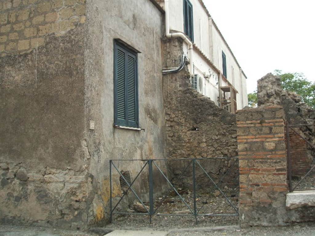VI.17.26 Pompeii. May 2005. Looking west to entrance doorway.
According to Fiorelli – the dwelling at VI.17.23/25 had six shops attached to it, along the Via Consolare.
According to Mazois – the shops could be accounted for at VI.17.19/20/21/22, and with two shops at VI.17.23/24.
(In fact, VI.17.24 was an entrance (perhaps a shop?) leading to a passageway with stairs, and with an area to the north of it, leading to a step to the peristyle at VI.17.23).
On the Mazois plan, he describes the entrance above, as –
A. Passage which, by means of a gentle ramp, leads to the roadway (see VI.17.25).