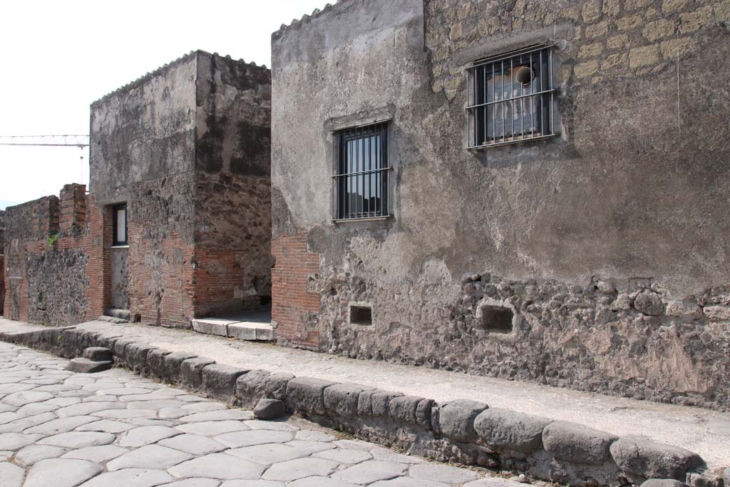 VI.17.27 Pompeii, centre left. September 2021.
Looking south-west on Via Consolare towards entrances, with VI.17.28, on left. Photo courtesy of Klaus Heese.