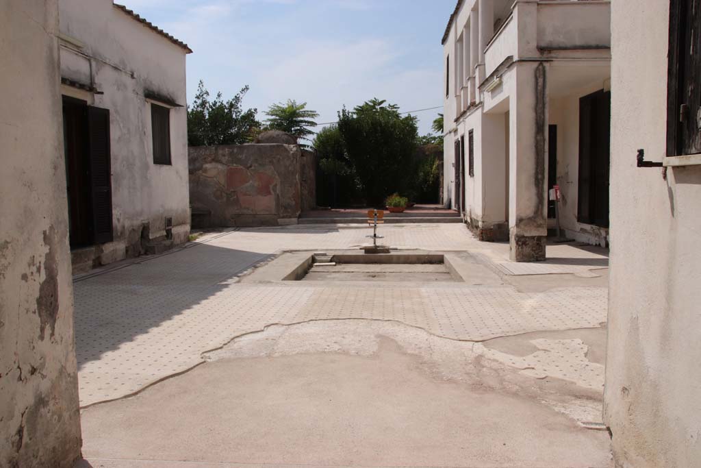 VI.17.27 Pompeii. September 2021.
Looking west through entrance doorway towards atrium with mosaic floor and impluvium. Photo courtesy of Klaus Heese.