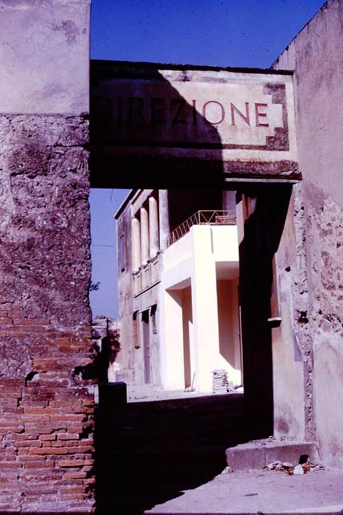 VI.17.27 Pompeii. 1966.
Entrance doorway, looking towards north side of atrium with upper storey columned balcony.
Photo by Stanley A. Jashemski.
Source: The Wilhelmina and Stanley A. Jashemski archive in the University of Maryland Library, Special Collections (See collection page) and made available under the Creative Commons Attribution-Non Commercial License v.4. See Licence and use details.
J66f0547