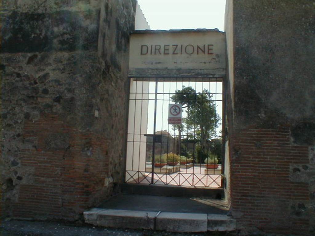 VI.17.27 Pompeii. September 2004. Looking west to entrance doorway. According to CTP-
“the form of the fifth skeleton (made into a plaster model by Fiorelli) discovered in 1868, was conserved at the Scuola archeologica, VI.Ins.Occ.27, for which this structure has been given a similar denomination”. (The names Casa dei cadaveri di gesso, and Casa degli scheletri were both used for this house, which are similar names to those sometimes used for VI.17.23-25, which according to Breton, was also known as “Maison des cadavres moules” deriving from the first four skeletons made into plaster models by Fiorelli on 5th February 1863, and were then conserved in that house). See CTP II, p.268,
