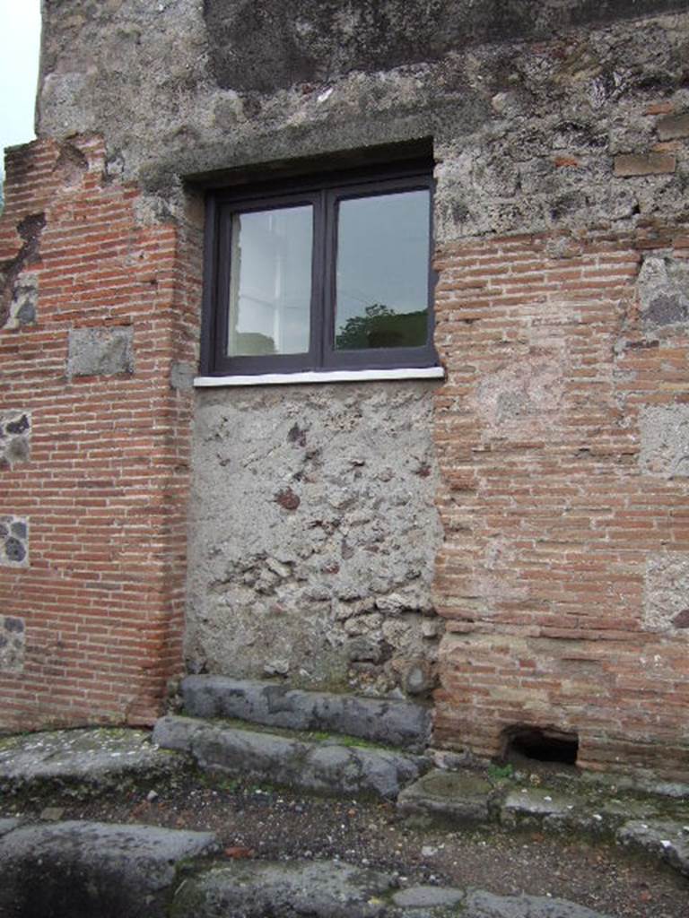 VI.17.28 Pompeii. May 2005. Entrance blocked by modern window.