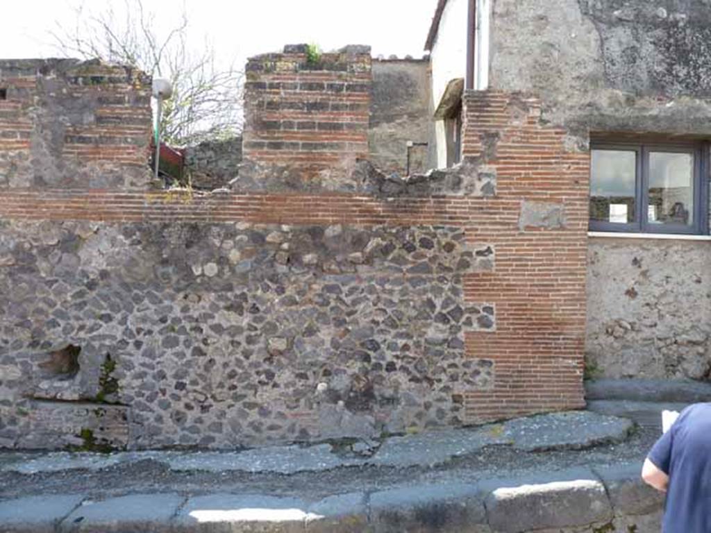 VI.17. 28 and or VI.17.29, Pompeii. May 2010. Wall facade on west side of Via Consolare.